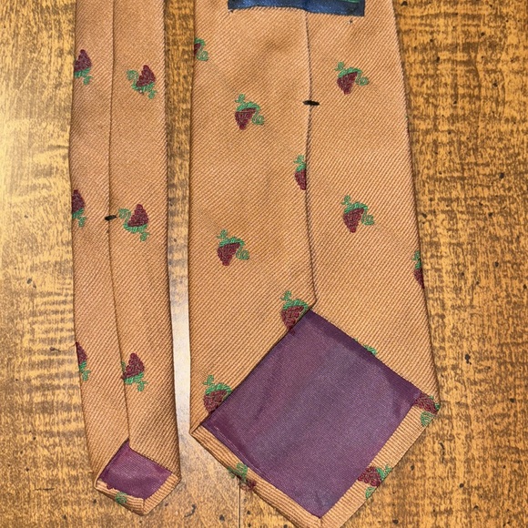 Vin Table Tie - Picture 3 of 3